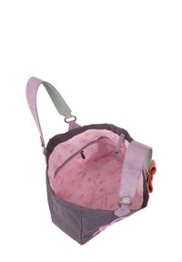 Sac en tissu violet avec un intérieur rose clair. Ses caractéristiques incluent une seule bandoulière, du matériel en argent et une doublure imprimée Hello Kitty.