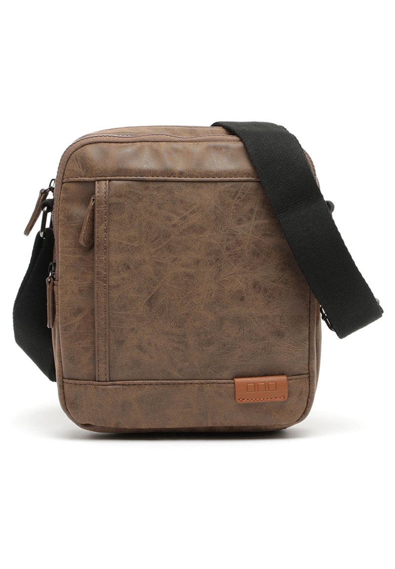 Smeđa umjetna kožna torba za crossbody nošenje s teksturiranom završnom obradom, zatvaranjem na patentni zatvarač i crnim podešivim remenom. Prednji džep s malim logotipom.
