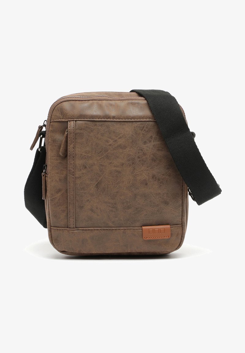 Borsa a tracolla in pelle sintetica marrone con finitura testurizzata, chiusura con zip e una tracolla nera regolabile. Tasca frontale con un piccolo dettaglio del logo.