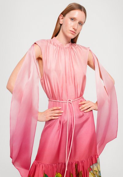 Vestido rosa fluido con escote fruncido, mangas abiertas y cintura ajustable. Cuenta con un dobladillo acampanado con un patrón floral en la parte inferior.
