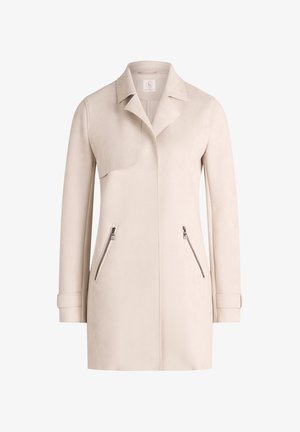 Beżowy płaszcz do kolan z klapowanym kołnierzem, długimi rękawami, dwoma przednimi kieszeniami na zamek oraz paskami przy mankietach, zaprojektowany na miarę.