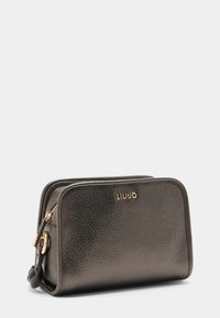 Pochette en cuir noir avec une finition texturée, dotée de quincaillerie en ton doré et d'un logo de marque. Fermeture éclair sur le dessus, design compact.