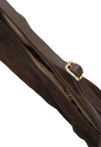 Donkerbruin leren tas met een gestructureerde afwerking, voorzien van een ritssluiting en een afneembare schouderriem. Het interieur heeft een contrasterende lichte voering.