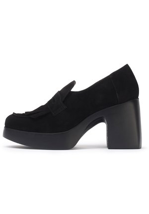 Mocassin à plateforme en daim noir avec talon bloc épais et détail décoratif à pampilles sur le dessus.