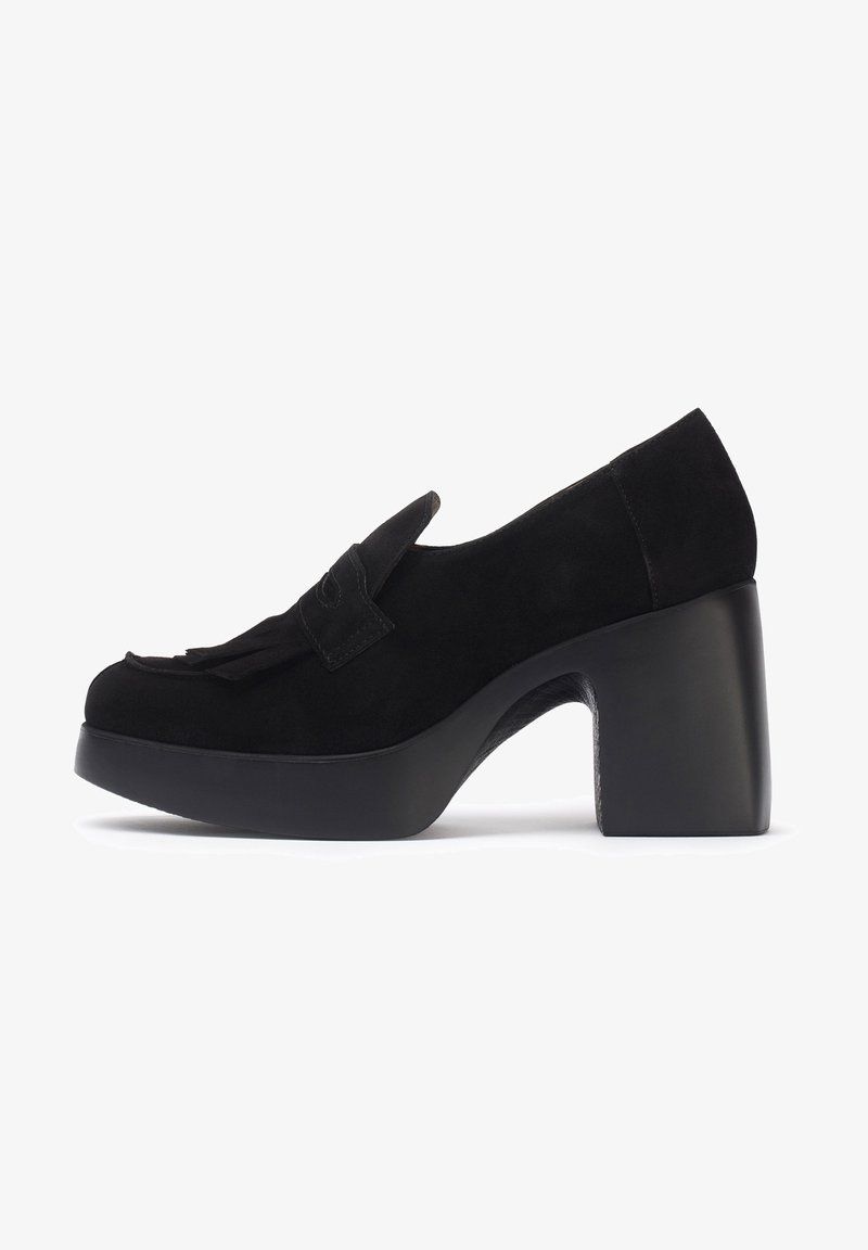 Mocassin à plateforme en daim noir avec talon bloc épais et détail décoratif à pampilles sur le dessus.