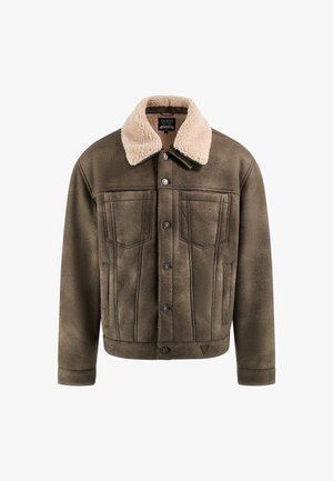Bruine textuurjacket met een beige schapenvachtkraag, knoopsluiting, twee voorzakken en stiksel-details.