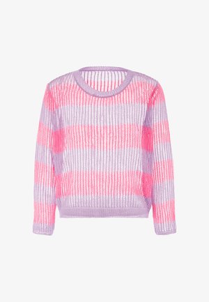 Pasztell színű kötött pulóver lila és rózsaszín vízszintes csíkokkal. Kerek nyakkivágással és hosszú ujjakkal rendelkezik; könnyű, laza szövésű.