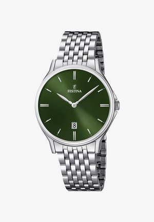 Zilveren roestvrijstalen polshorloge met groene wijzerplaat, zilveren uurmarkeringen, datumweergave op 6 uur en zilveren uur- en minutenwijzers.