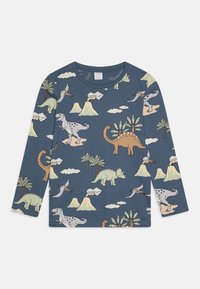 Pitkähihaisen sinisen puuvillapuseron kuvioina dinosauruksia, vuoria, pilviä ja puita eri pastellisävyissä.