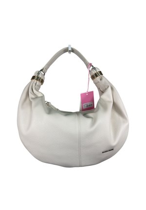 Borsa a tracolla in pelle bianca morbida con anelli dorati sulla tracolla, forma curva e cartellino del prezzo rosa attaccato.