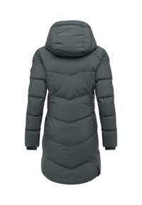 Tamsiai pilkas pagalvėtas parkas su kapišonu. Yra chevron formos siuvinėtos detalės, elastingos rankogaliai ir modernesnis, šiltas dizainas.