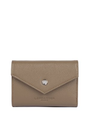 Portafoglio in pelle khaki con superficie testurizzata, patta triangolare e chiusura a pressione argentata. "Lancaster Paris" impresso in basso.