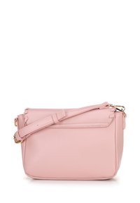 Borsa a tracolla rosa in pelle con tracolla removibile, texture liscia, chiusura con zip e dettaglio intrecciato lungo il bordo superiore.