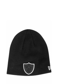 Schwarze Strickmütze mit erhabenem schwarzem Logo-Schild und weißem Akzentrand. Weicher Stoff, runder Kopfteil und bequeme Passform.