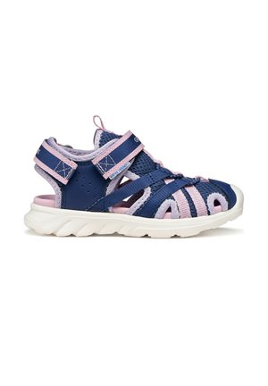 Sandalias amigables con el agua en azul marino y rosa, con parte superior de malla, correas ajustables y suela de goma blanca con patrón texturizado.