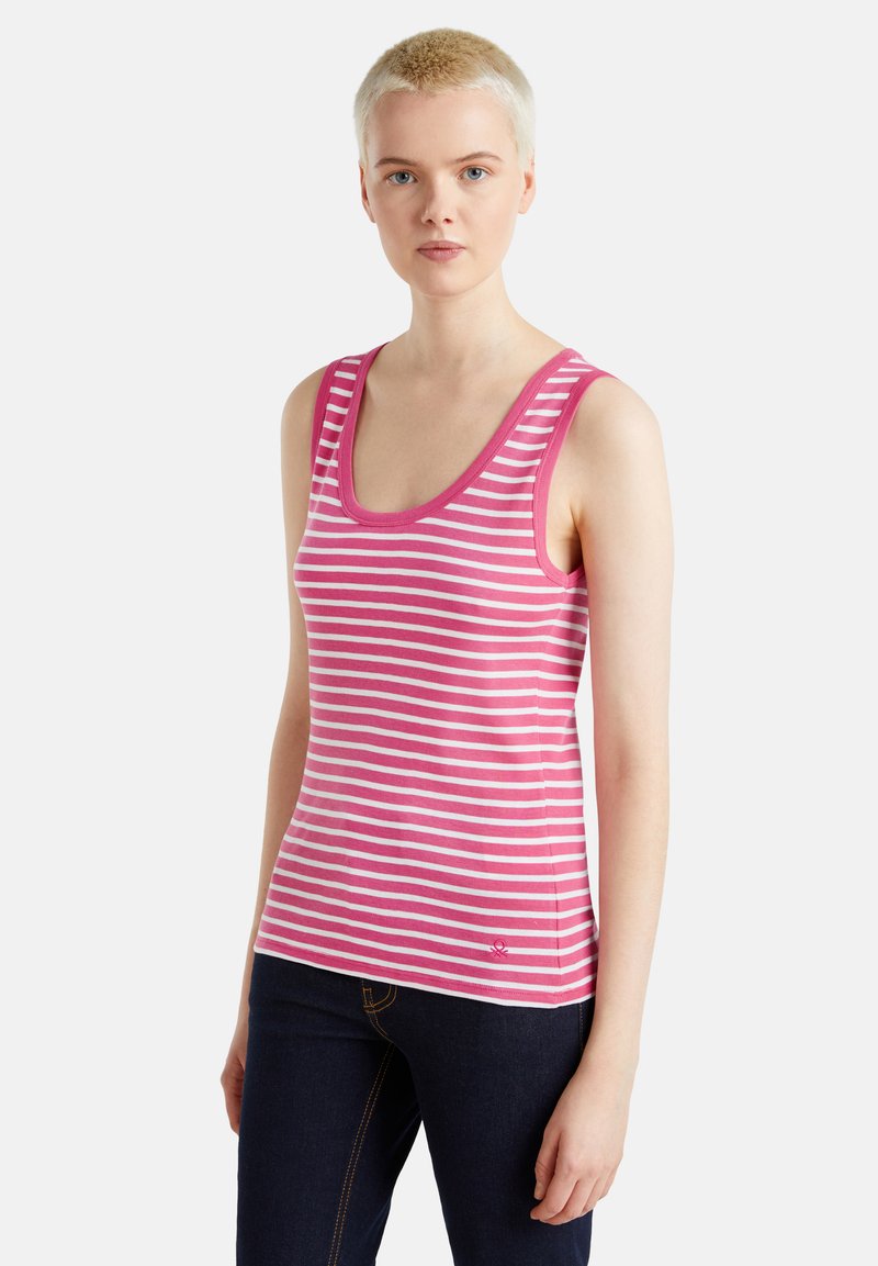 Top in cotone a righe rosa e bianche con scollo rotondo e bretelle a contrasto. Il tessuto sembra morbido con un piccolo logo vicino all'orlo.