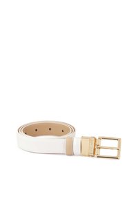 Cinturón de cuero blanco con un acabado suave, hebilla rectangular en tono dorado y un acento beige cerca de la hebilla. Presenta múltiples agujeros de ajuste.
