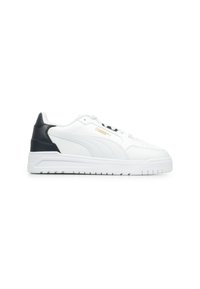 Sneaker bianco in pelle con tallone blu navy, suola bianca piatta e lacci neri. Presenta un logo dorato sul lato.