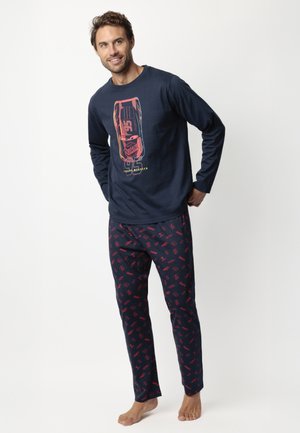 Camisa de manga larga azul marino con un gráfico de coche colorido; pantalones de pijama impresos en rojo que presentan varios patrones divertidos; fabricados con un tejido suave.
