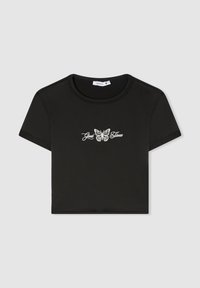 T-shirt nera cropped in cotone. Presenta una farfalla ricamata bianca e il testo "Good Times" sopra di essa. Collo rotondo, maniche corte.
