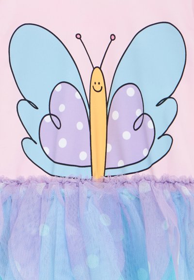 Pillangó motívumos ruha rózsaszín földrésszel, kék szárnyakkal és lila pöttyös díszítéssel. Többrétegű világos lila tüll szoknyával.