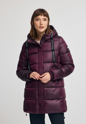 Giacca puffer in pelliccia sintetica color prugna con cuciture orizzontali, cappuccio e cinturini con marchio; presenta polsini elasticizzati e orlo regolabile con cordino.