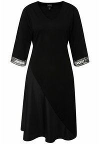 Černé šaty s výstřihem do V, tříčtvrtečním rukávem, zdobené krajkovými detaily, asymetrickým lemem a hladkým, splývavým materiálem.