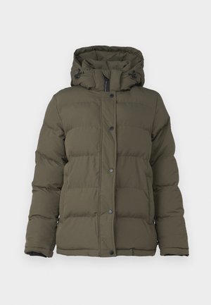 Giacca puffer verde oliva con cappuccio, caratterizzata da un design trapuntato, bottoni a scatto frontali e dettagli neri sulla cerniera e sui polsini.