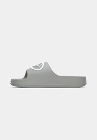 Hall hall avatud varba ja siledapinnalise mati viimistlusega libisemissandaal, mille pealmisel rihmal on valge logo. Tasane tallaga mugavaks kandmiseks.