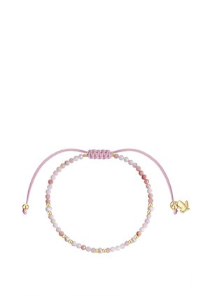 Bracelet réglable en corde rose avec des petites perles roses et blanches alternées, des accents dorés et un charme papillon doré à une extrémité.