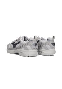 Baskets de sport grises avec des revêtements en mesh et synthétiques, présentant un bout arrondi, une languette à l'arrière et des accents texturés. Semelles en caoutchouc avec des rainures.