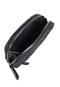 Monedero negro con cremallera y patrón geométrico, cuenta con un exterior texturizado, herrajes en plata y un bolsillo interior de malla para una mejor organización.