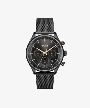 Reloj cronógrafo de acero inoxidable negro con correa de malla. Esfera negra, acentos dorados, tres subesferas y una pantalla de fecha a las 6 en punto.
