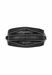 Czarna skórzana torba o teksturowanej powierzchni, z wieloma srebrnymi suwakami ułożonymi w falisty wzór wzdłuż boków, zapewniającymi bezpieczne zamknięcie.