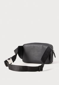 Borsa rettangolare nera realizzata in materiale testurizzato. Presenta una chiusura con zip e una tracolla regolabile con logo. Design compatto adatto per gli essenziali.