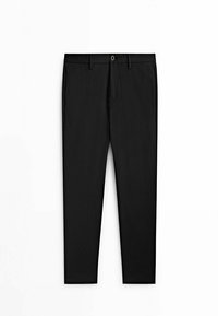 Mustat housut, jotka on valmistettu sileästä kankaasta. Niissä on suora leikkaus, tavallinen vyötärönauha, sivutaskut, eikä näkyviä kuvioita tai koristeita.