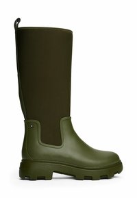 Bota de lluvia de goma verde con un alto eje de tela, que cuenta con una suela texturizada, tirador y un acento de logo en el costado.