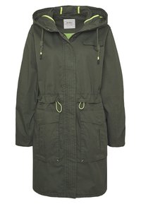 Chaqueta parka verde oliva con capucha ajustable con cordón, cintura elástica, dos bolsillos frontales y detalles en amarillo neón contrastante en la capucha.
