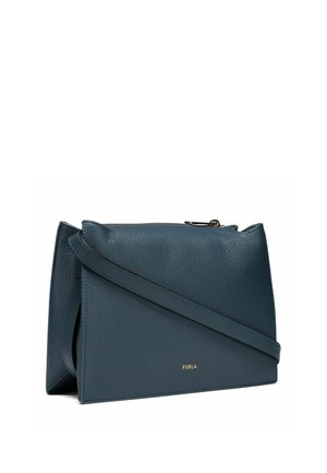 Donkerblauwe gestructureerde leren crossbodytas met een eenvoudig klepdesign en goudkleurig Furla-logo aan de voorkant.