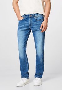 Herrarnas blå denimjeans med rak benmodell, med ljus tvätt, lätt slitning och en klassisk femficksdesign.