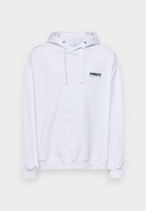 Hvit hettegenser laget av mykt stoff, med en frontlomme, snorhuv og en svart "Fiorucci"-logo på venstre bryst.