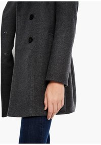 Cappotto lungo in lana grigia con vestibilità su misura, design doppiopetto e bottoni neri. Presenta una texture liscia e tasche laterali.