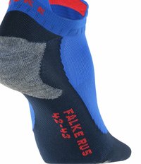 Calzini sportivi blu e neri con accenti rossi. Presentano un tallone e una punta rinforzati, una costruzione senza cuciture e indicatori di taglia sul lato.