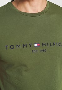 Tommy Hilfiger T-shirt med print - dark green