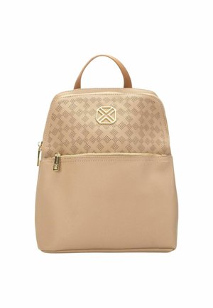 Zaino beige con motivo a diamante traforato nella metà superiore, cerniera dorata e targhetta con logo, manico per il trasporto nella parte superiore.