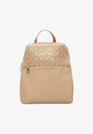 Mochila beige con patrón de diamantes perforados en la mitad superior, cremallera dorada y placa con el logo, asa para llevar en la parte superior.