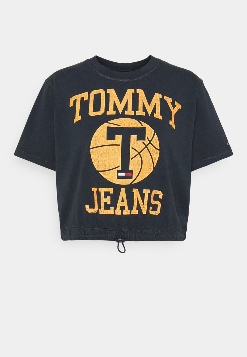 Černé zkrácené tričko s žlutým nápisem "TOMMY JEANS" a grafikou basketbalu. Má šňůrku na lemu a krátké rukávy.