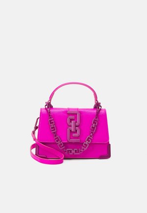 Petit sac à main rose vif avec poignée supérieure, bandoulière amovible et accent de chaîne géométrique décorative sur le rabat avant.