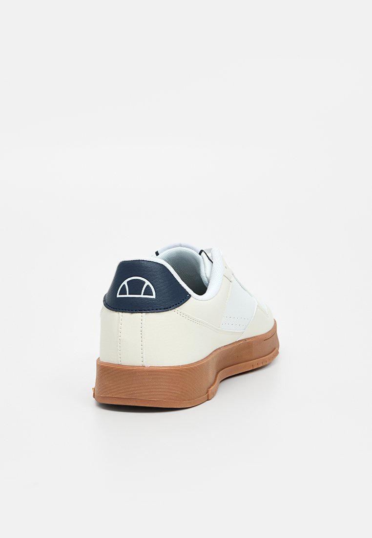 Weißes Leder-Sneaker mit navy-blauem Fersenakzent, gummierter Sohle und durchlöcherten Details für Atmungsaktivität. Einfaches Design, runde Form.