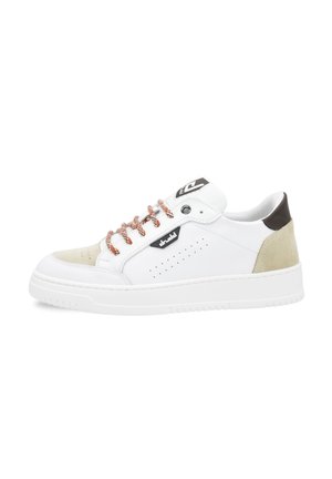 Baskets blanches en suède et cuir, à bout rond, accents beige clair, détails perforés, lacets couleur cuivre et semelle texturée.